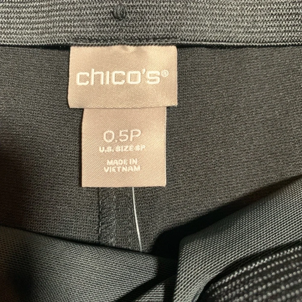 NWT Chico’s Juliet Button Hem Ankle pant. Size 0.5. (6).